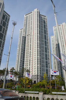 A panoramic view of Seoul's modern skyline with the bustling Korea Exchange building in the foreground.