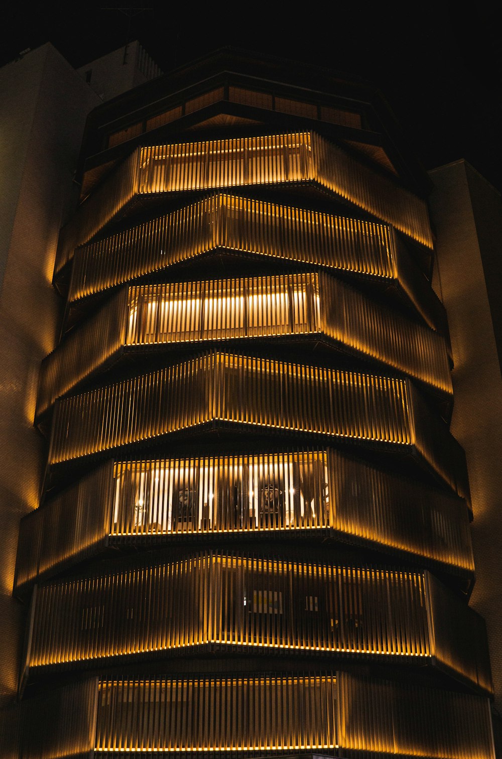 Un edificio muy alto con muchas luces