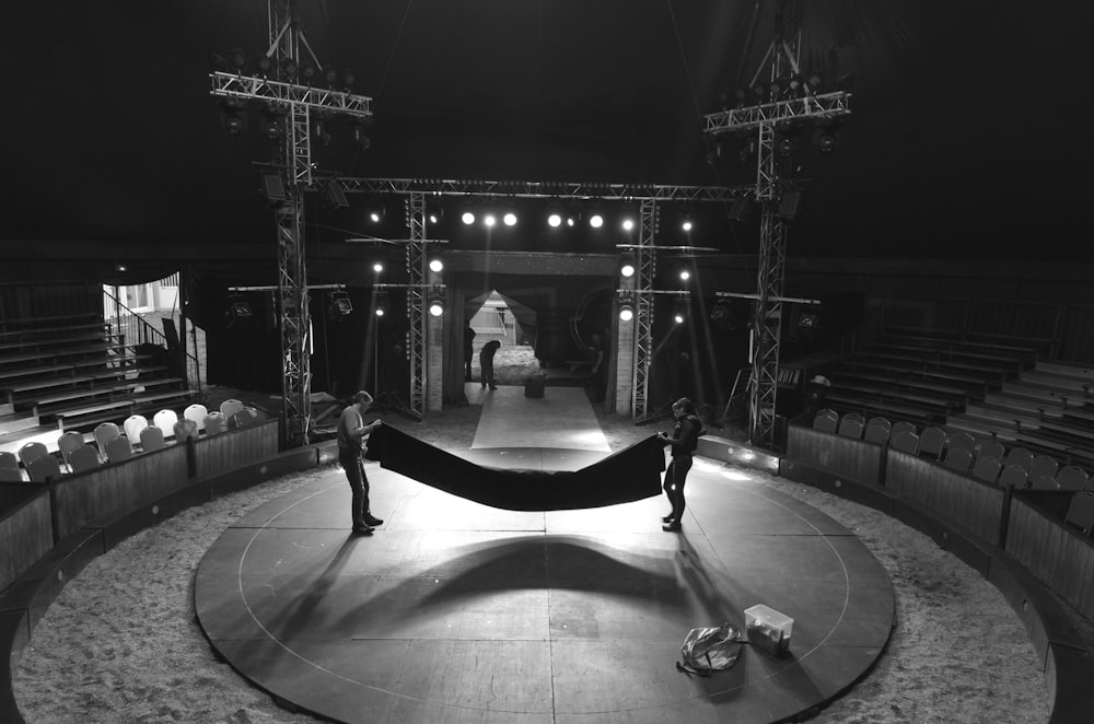 ハンモックのあるステージの白黒写真
