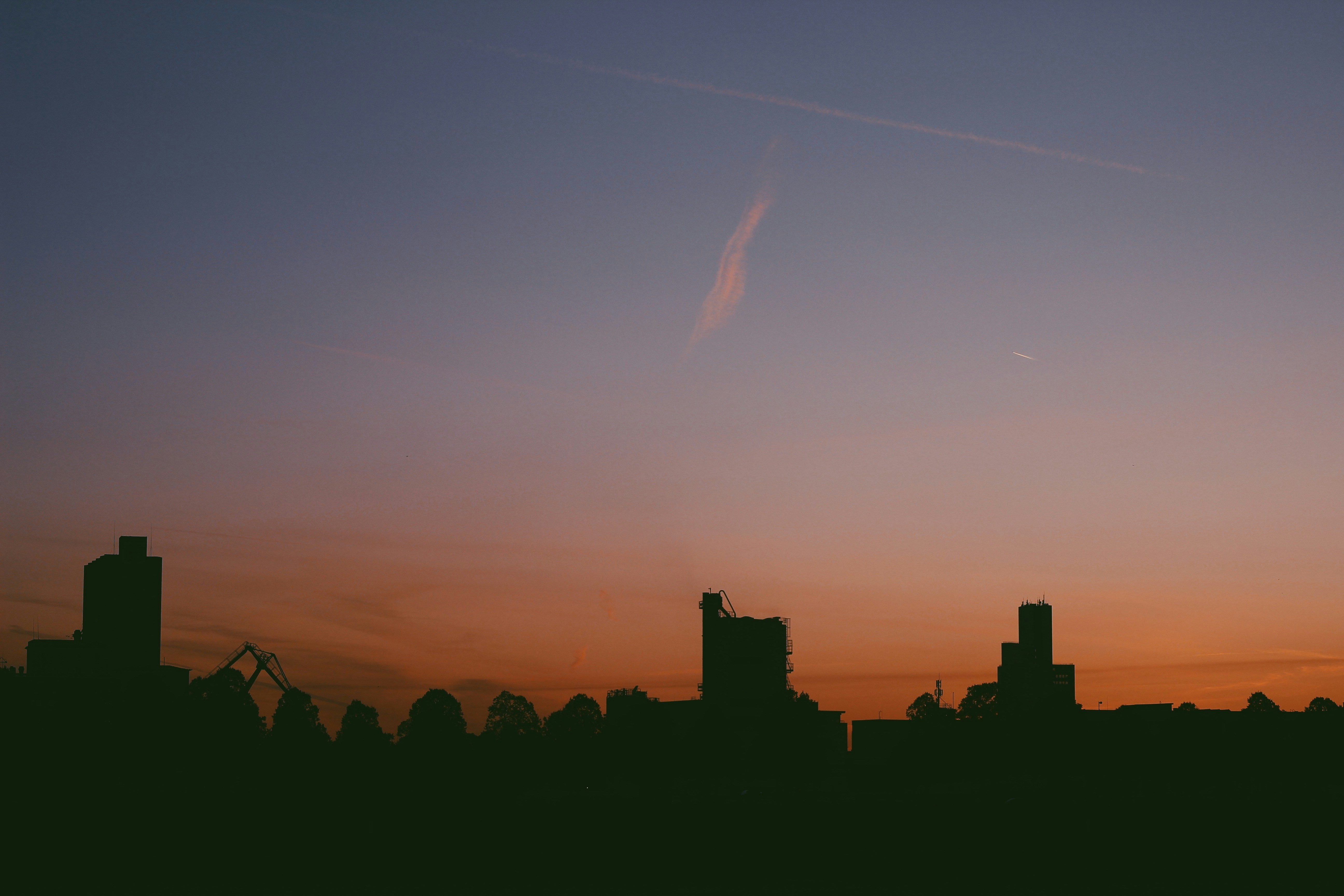 Silhouette des Gebäudes während der goldenen Stunde
