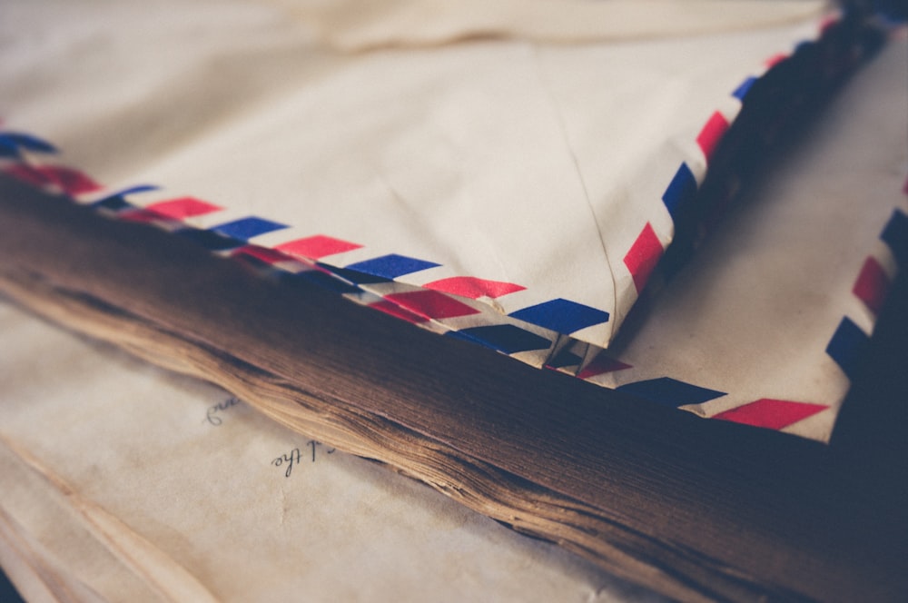 Dos sobres de correo blancos