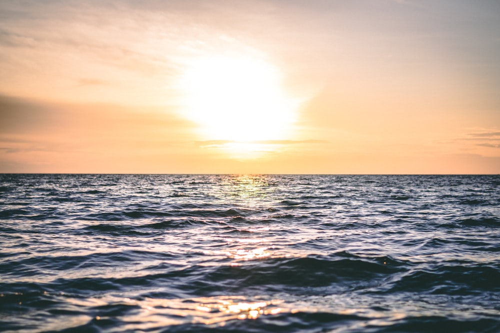 plan d’eau pendant la photo du coucher du soleil