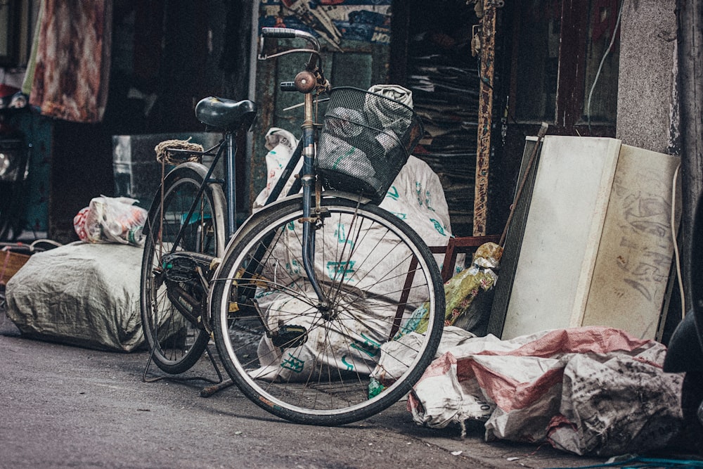 Schwarzes holländisches Fahrrad in der Nähe von Sacks