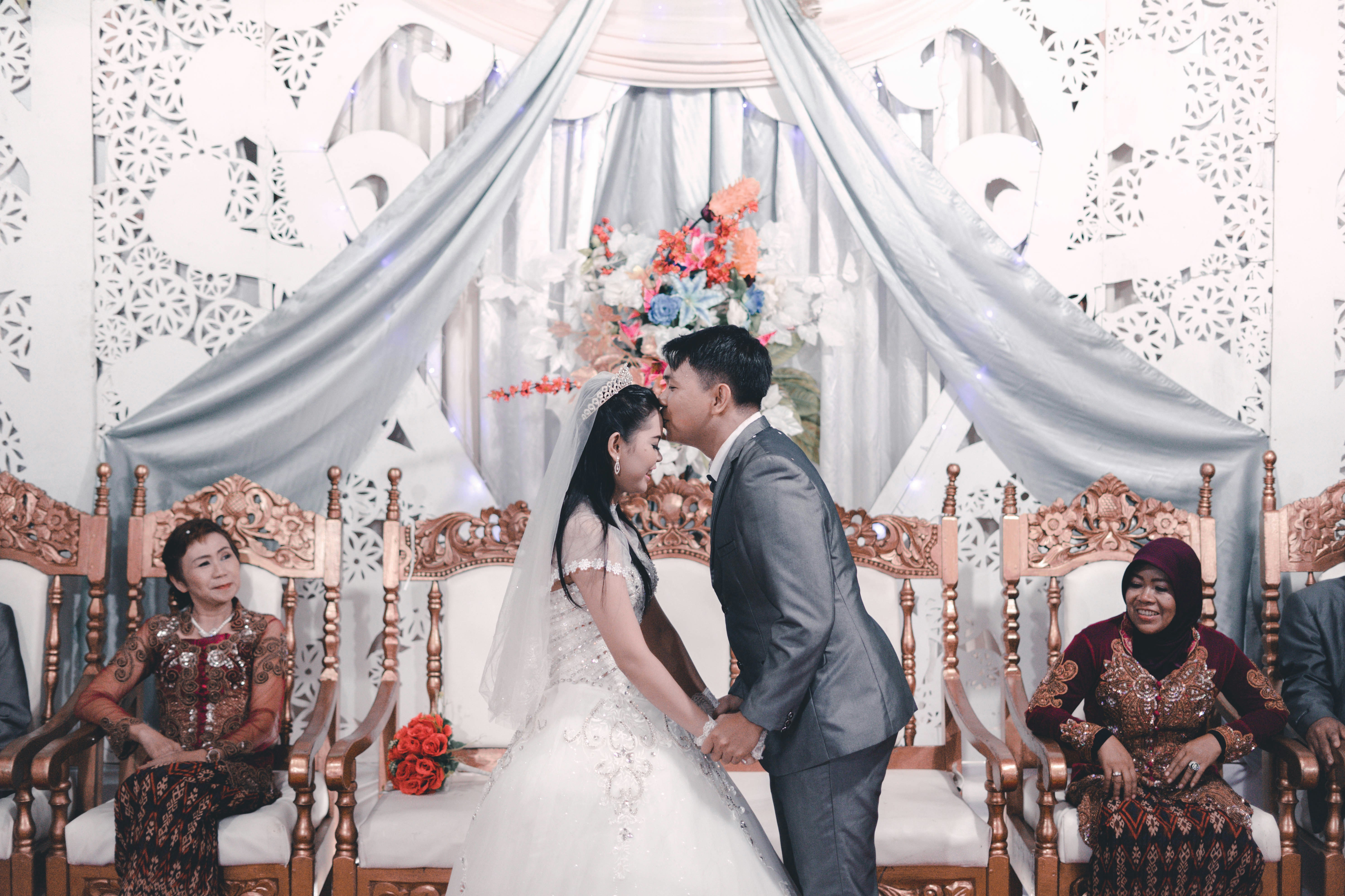 wanita mengenakan gaun pengantin putih