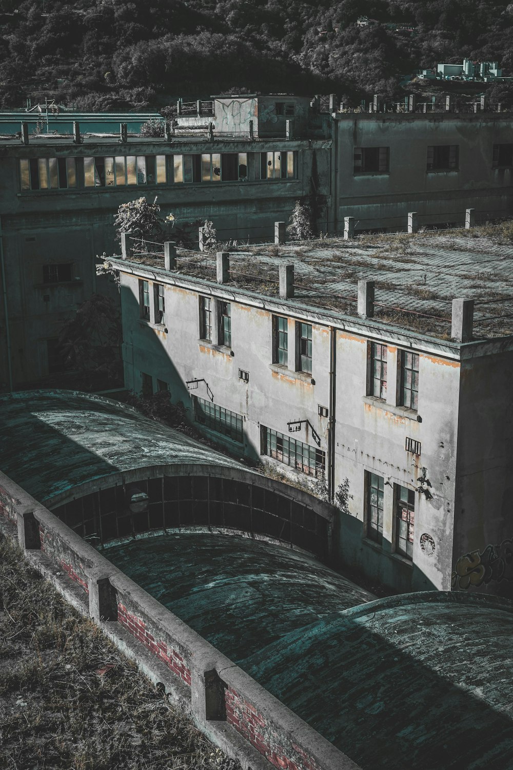 Edificio de gran altura de hormigón blanco y gris