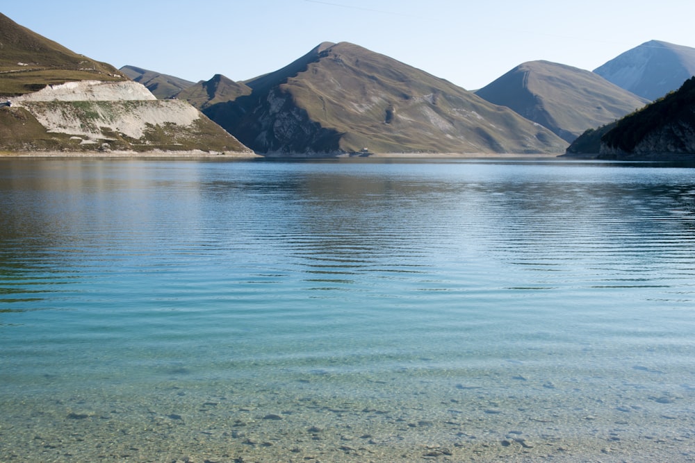 Lago junto a las colinas