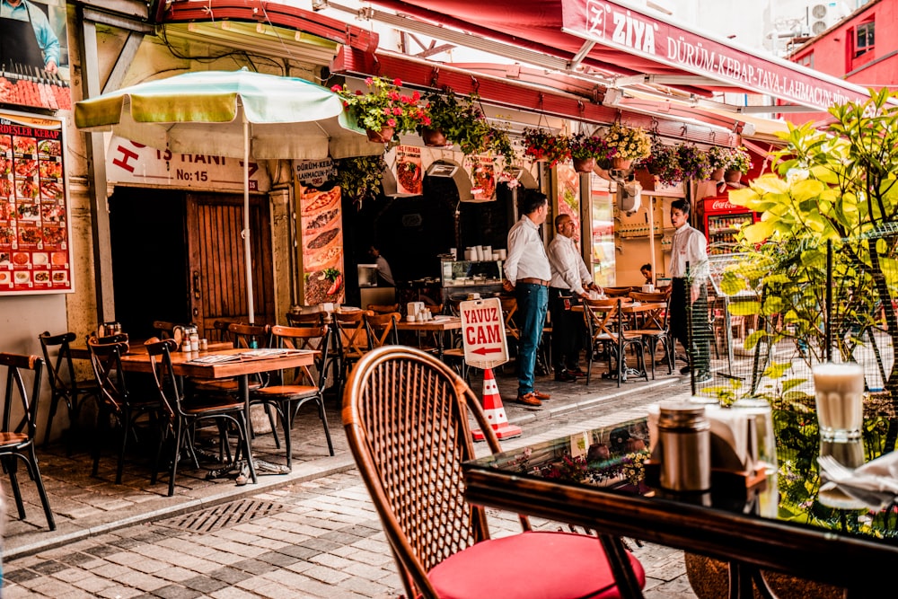 a couple of people standing outside of a restaurant