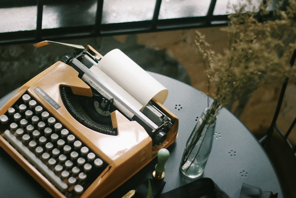 macchina da scrivere beige e bianca