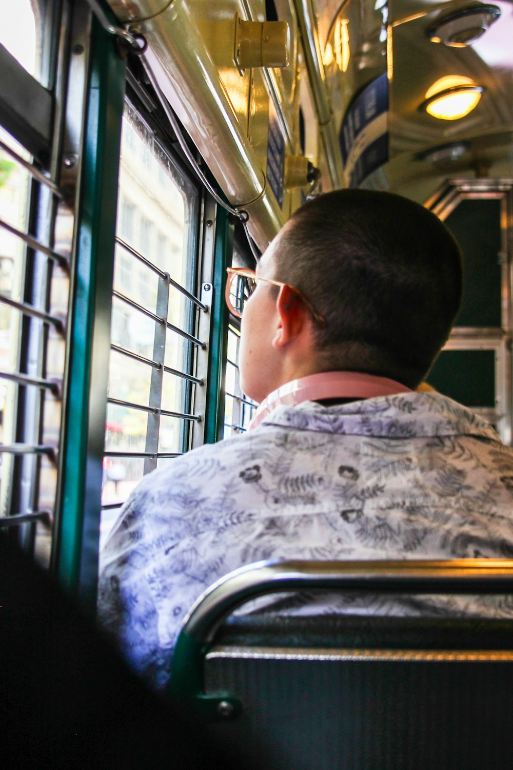 Hombre con anteojos sentado dentro del vehículo