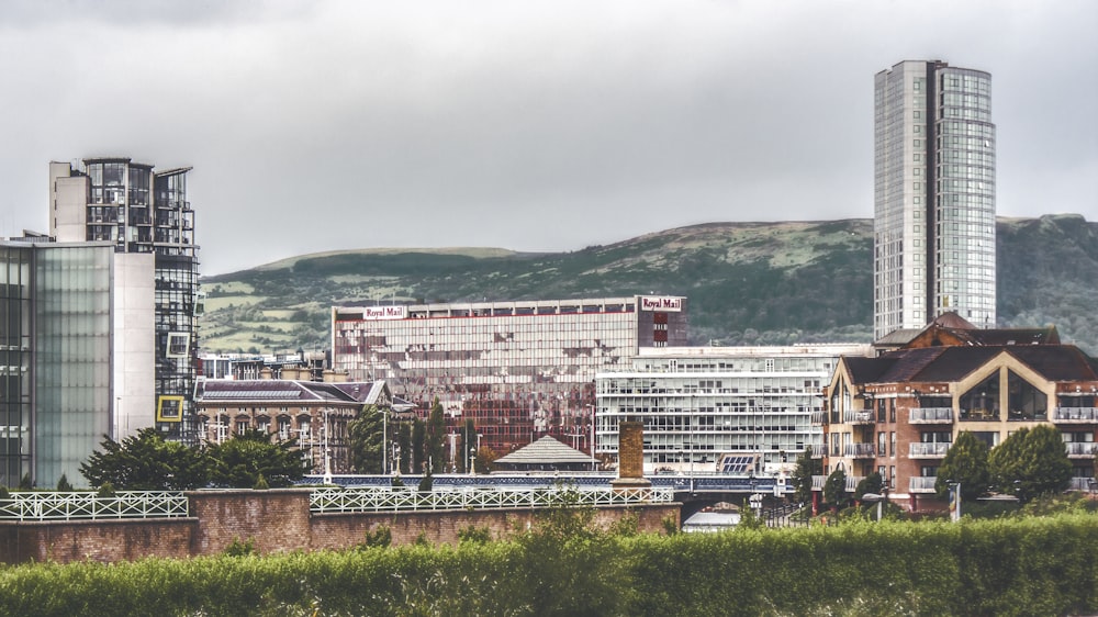 ville avec des immeubles de grande hauteur vue sur la montagne pendant la journée