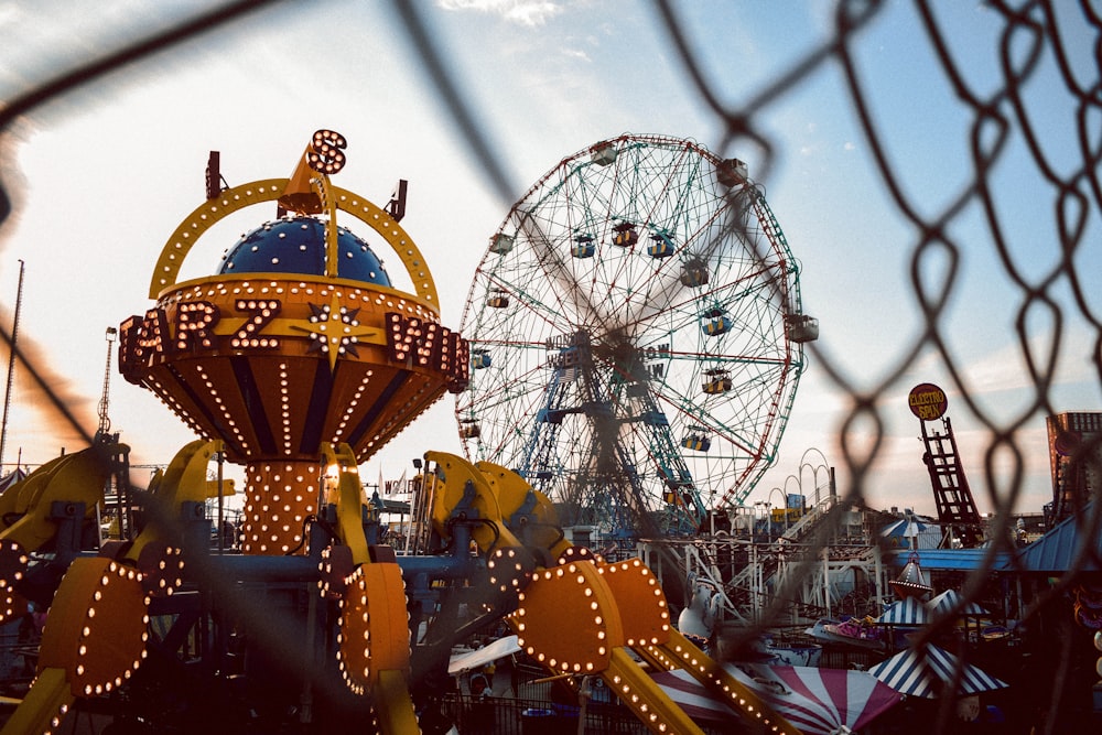 grande roue de couleurs assorties