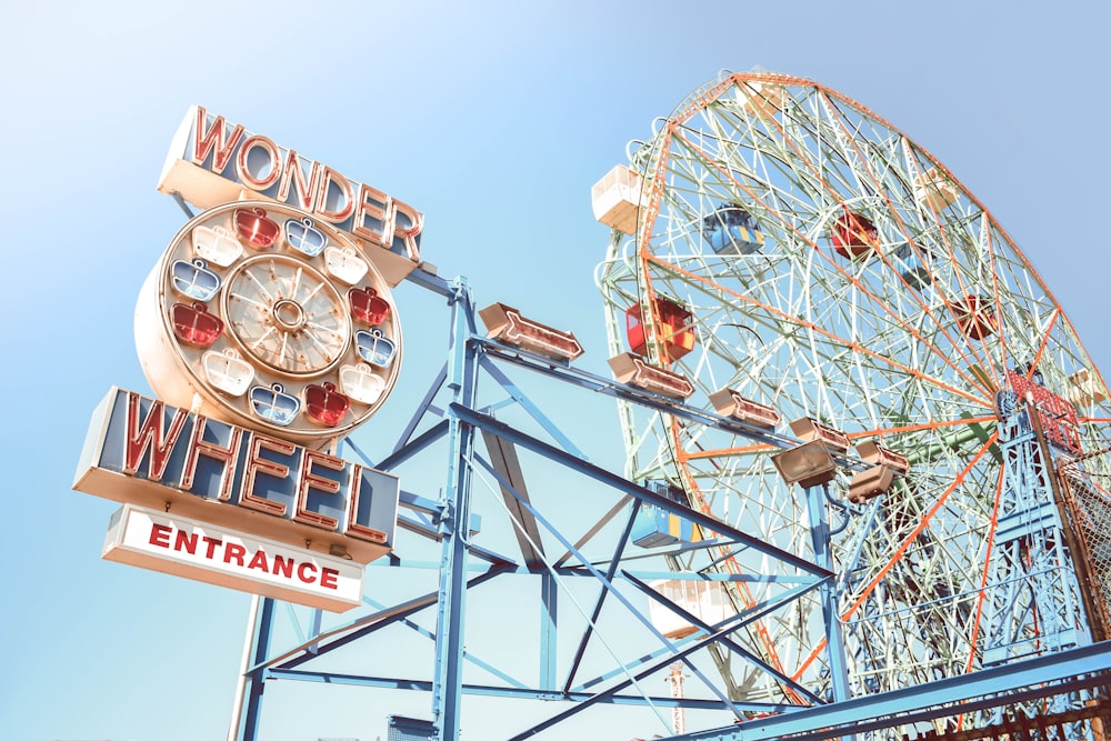 gelbes und buntes Riesenrad unter blauem Himmel