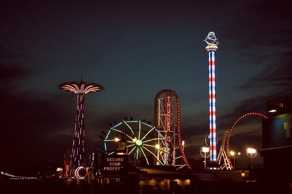 Tours lumineuses pendant la nuit