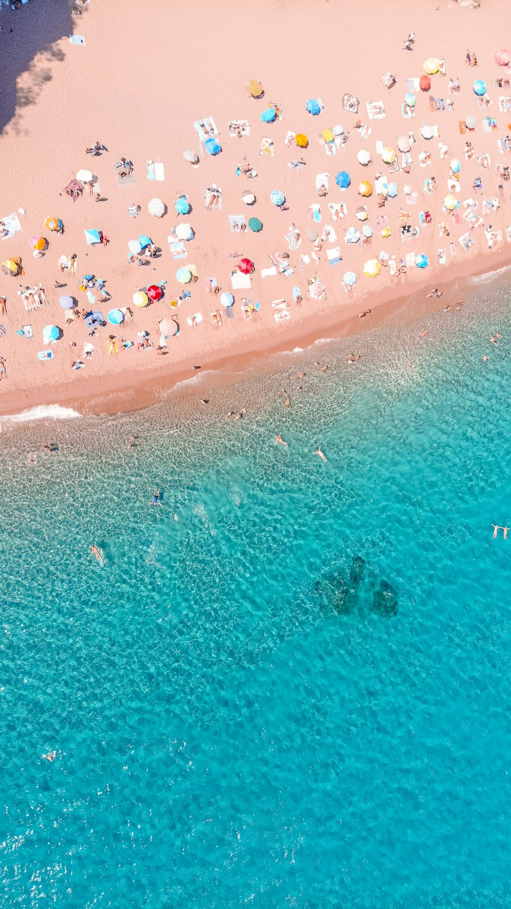 Fotografía de gran angular de la orilla del mar