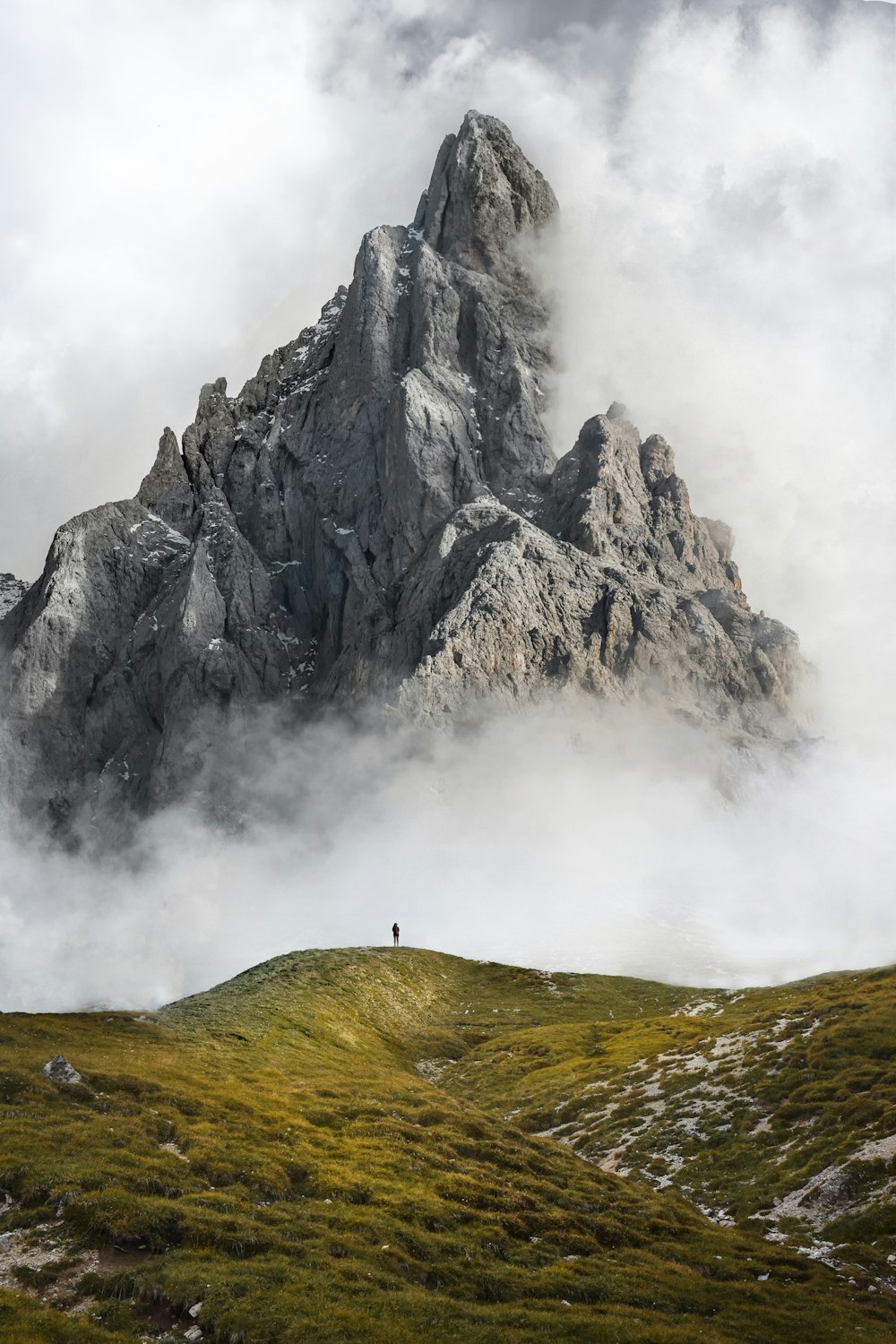 昼間の写真の灰色の山