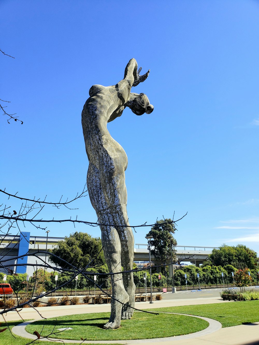 estatua de mujer de hormigón gris