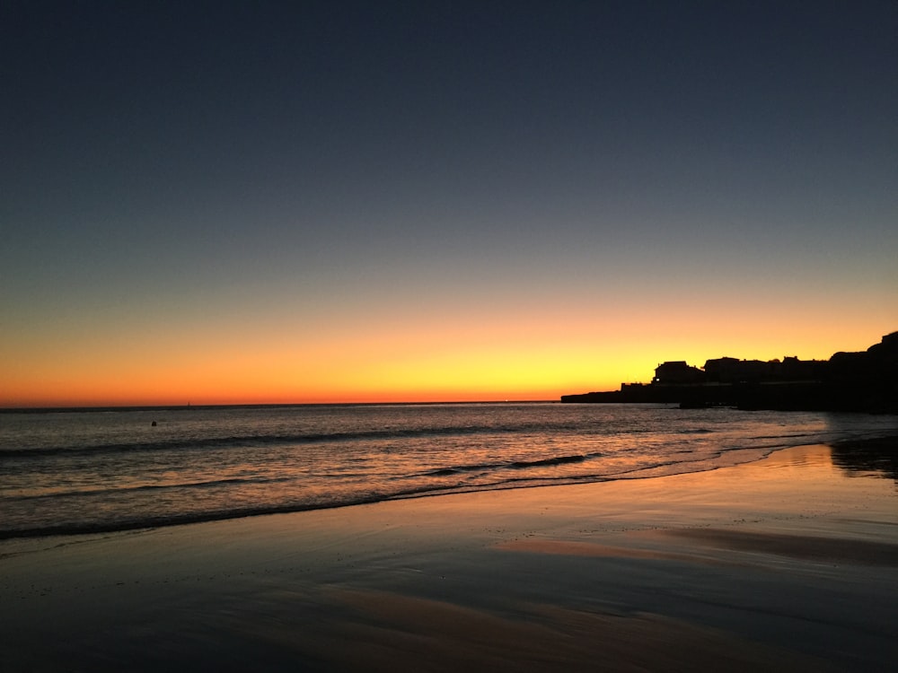 Plan d’eau à l’horizon au coucher du soleil