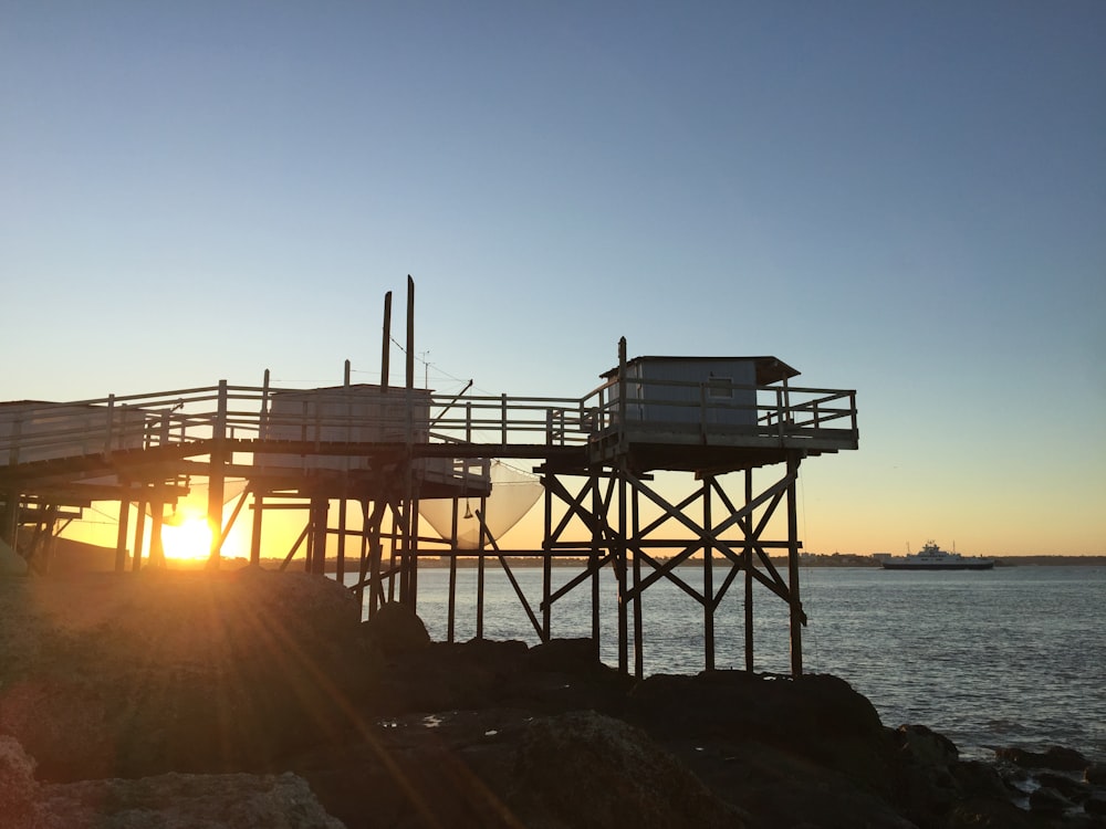 silhouette of buildings beside seashore during daytime