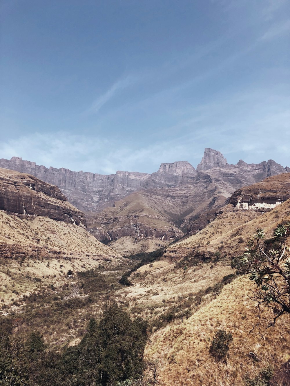 Montaña rocosa marrón bajo el cielo azul