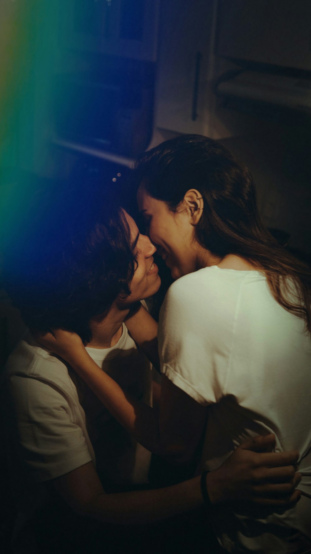 hombre y mujer con top blanco besando