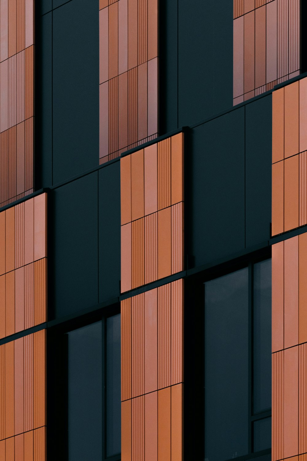 um close up de um edifício com muitas janelas