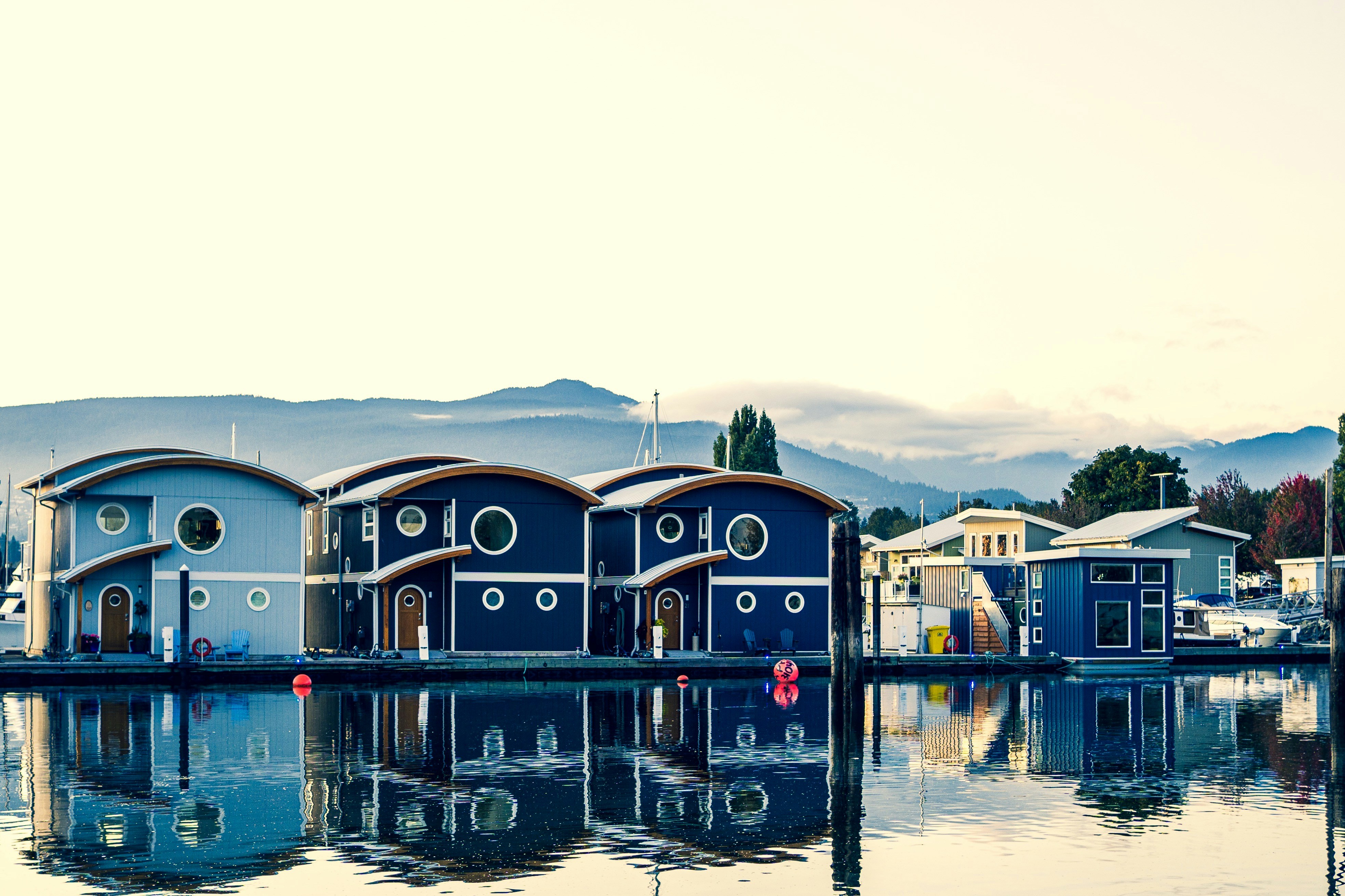 Casas azules cerca del río
