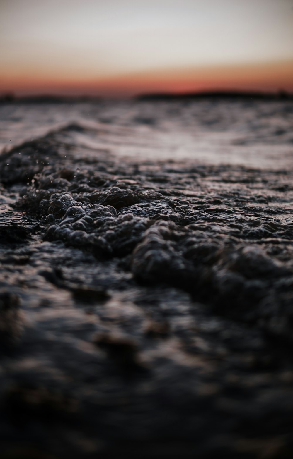 una vista dell'oceano al tramonto dalla spiaggia