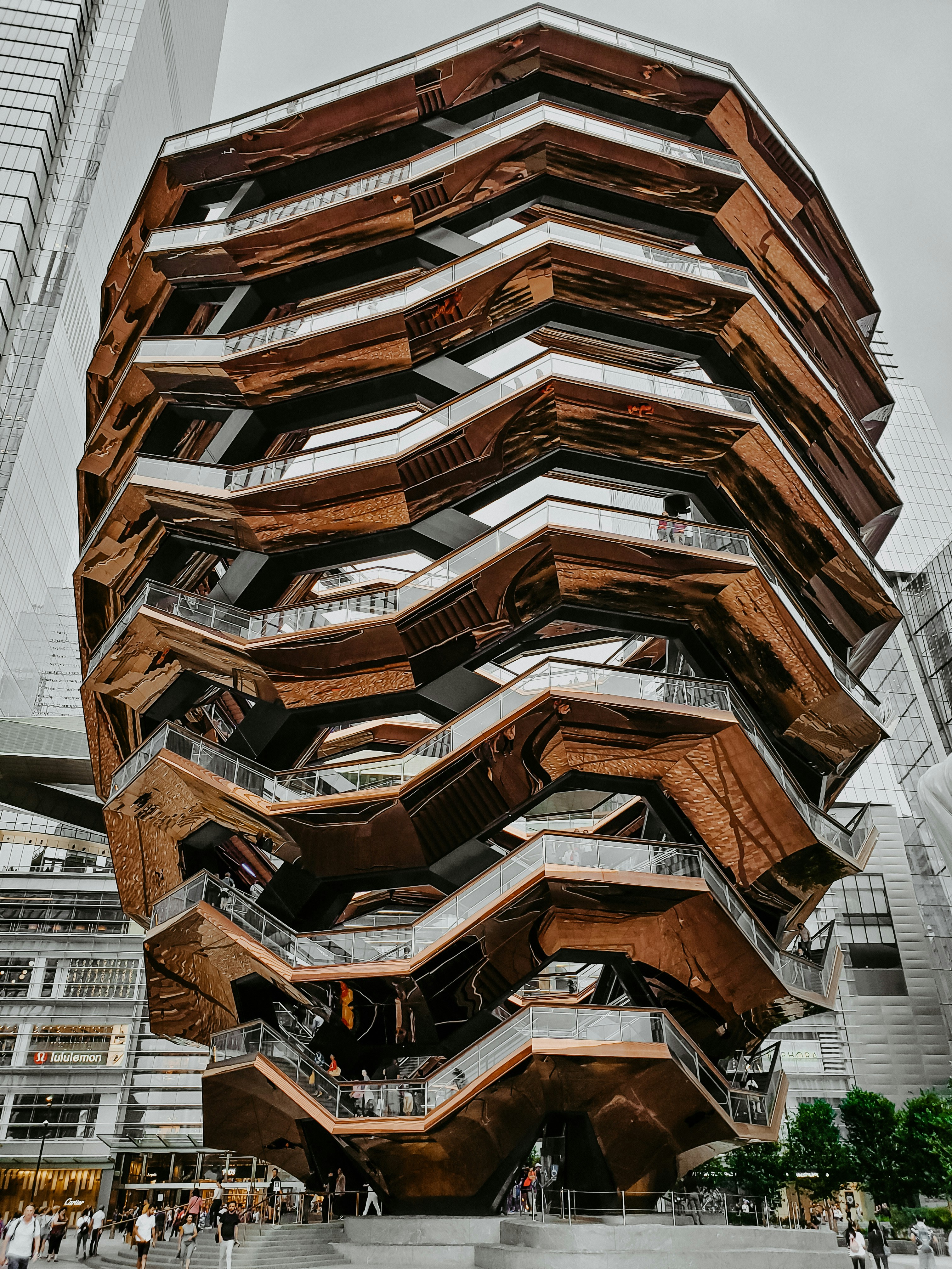 edificio marrone e grigio durante la foto diurna