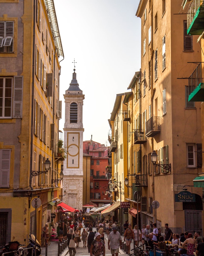 Rue du Vieux-Nice avec la tour de l'horloge