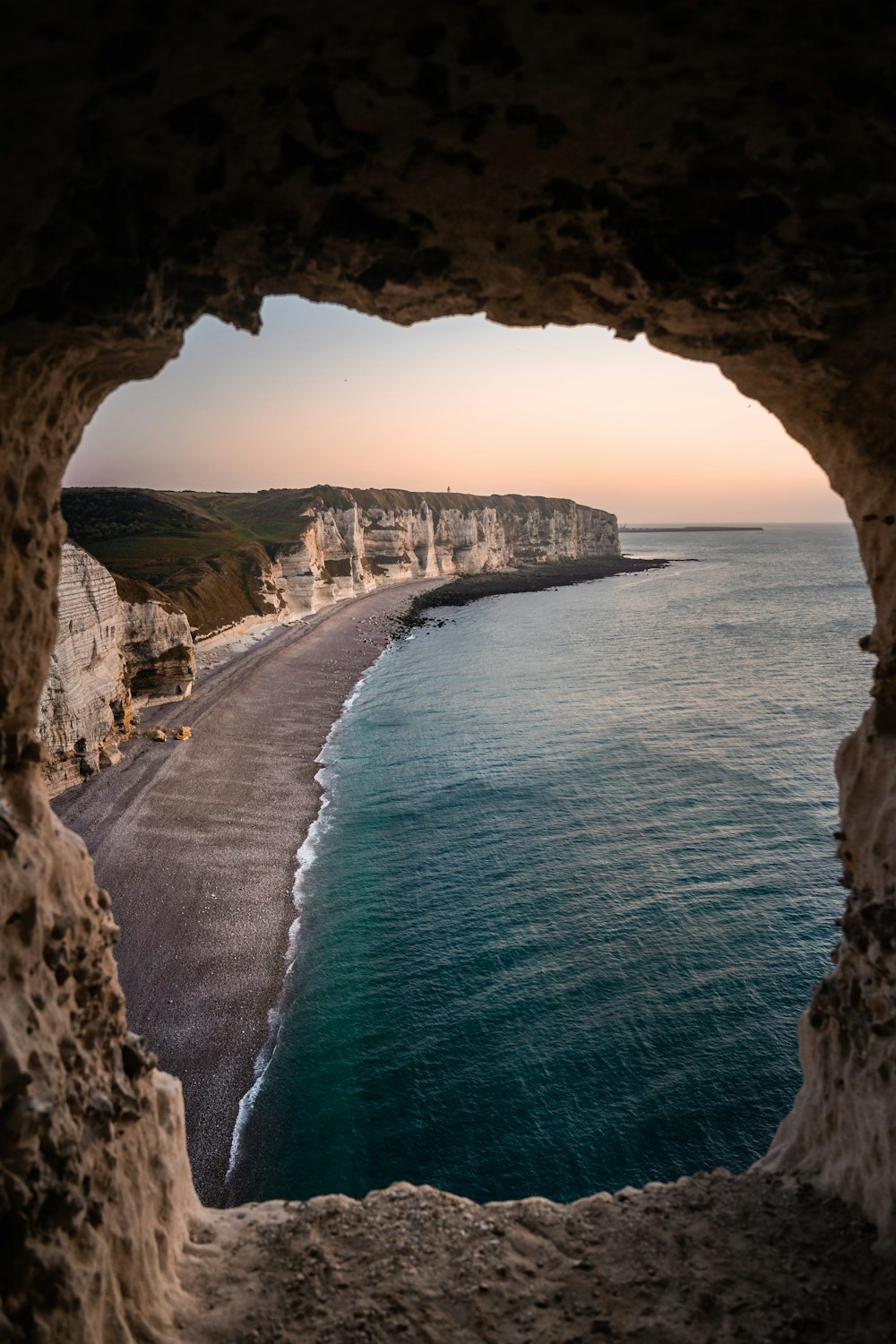 Observation de la grotte de la falaise pendant la journée