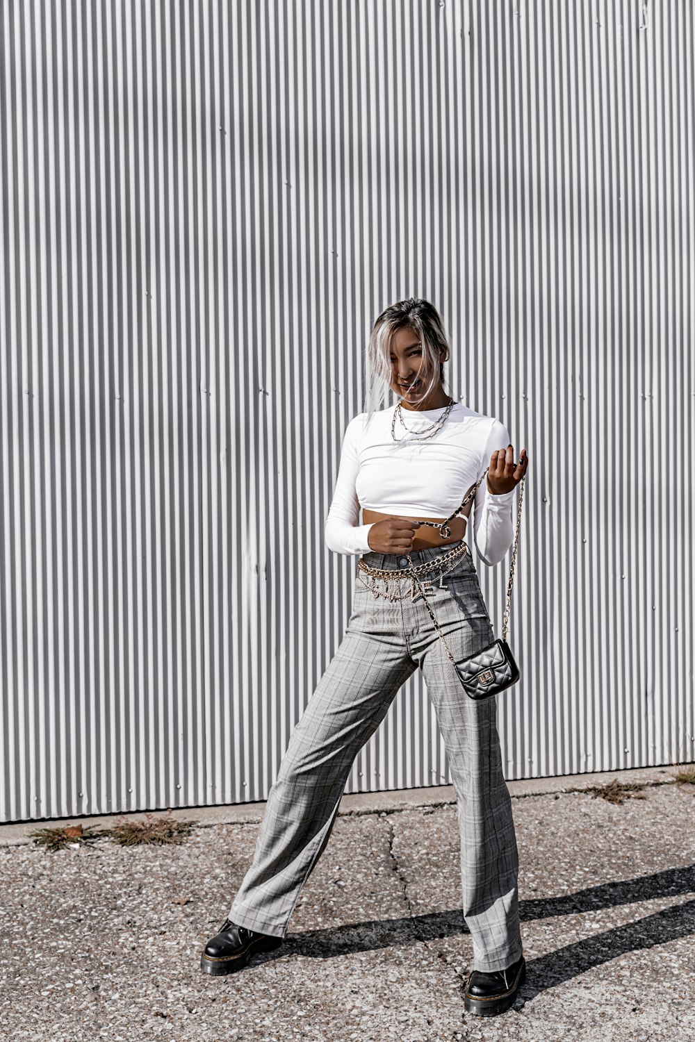 woman wearing white long-sleeved shirt and gra jeans