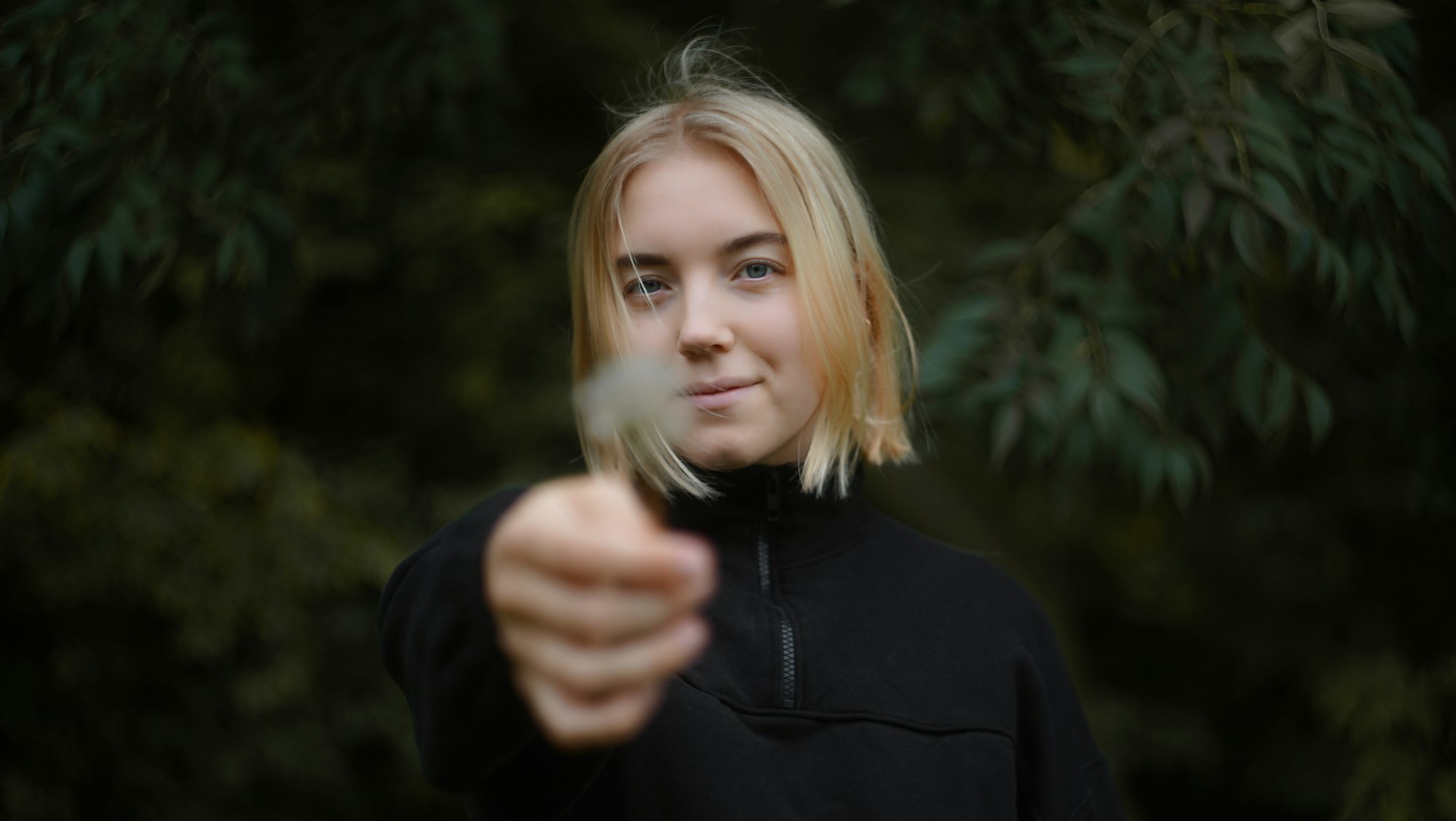 menina fazendo sinal de positivo