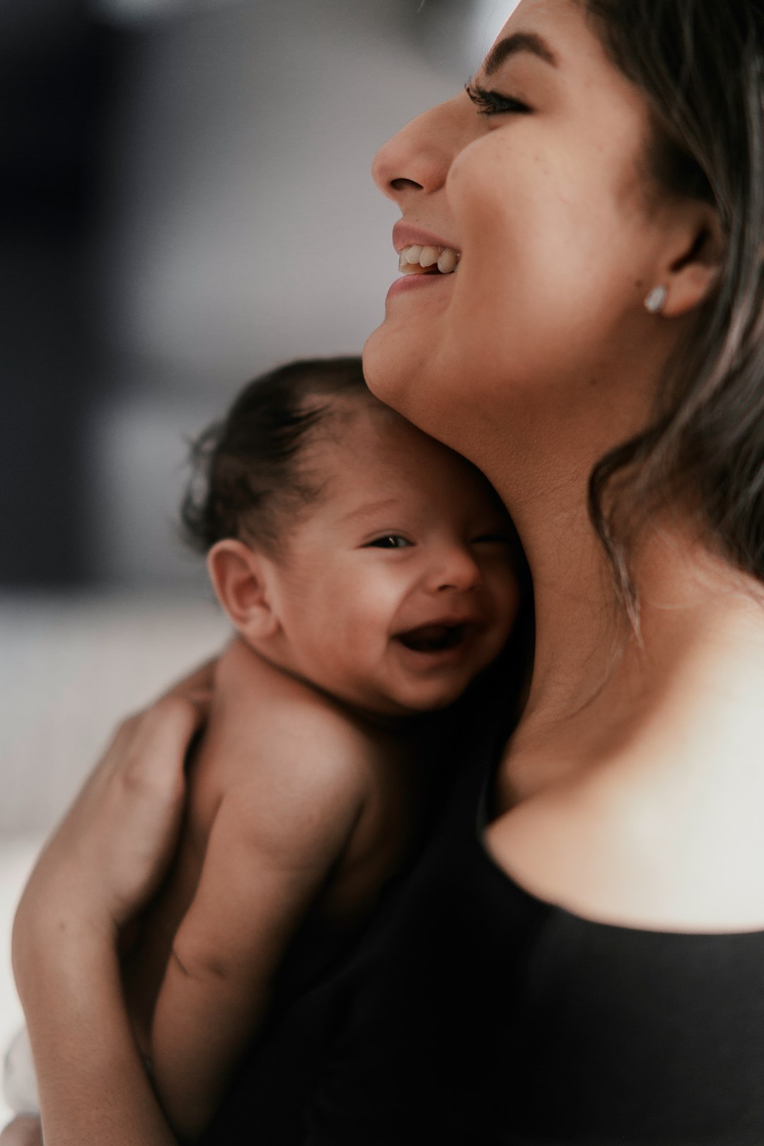 笑顔の赤ちゃんを抱く母のイメージ