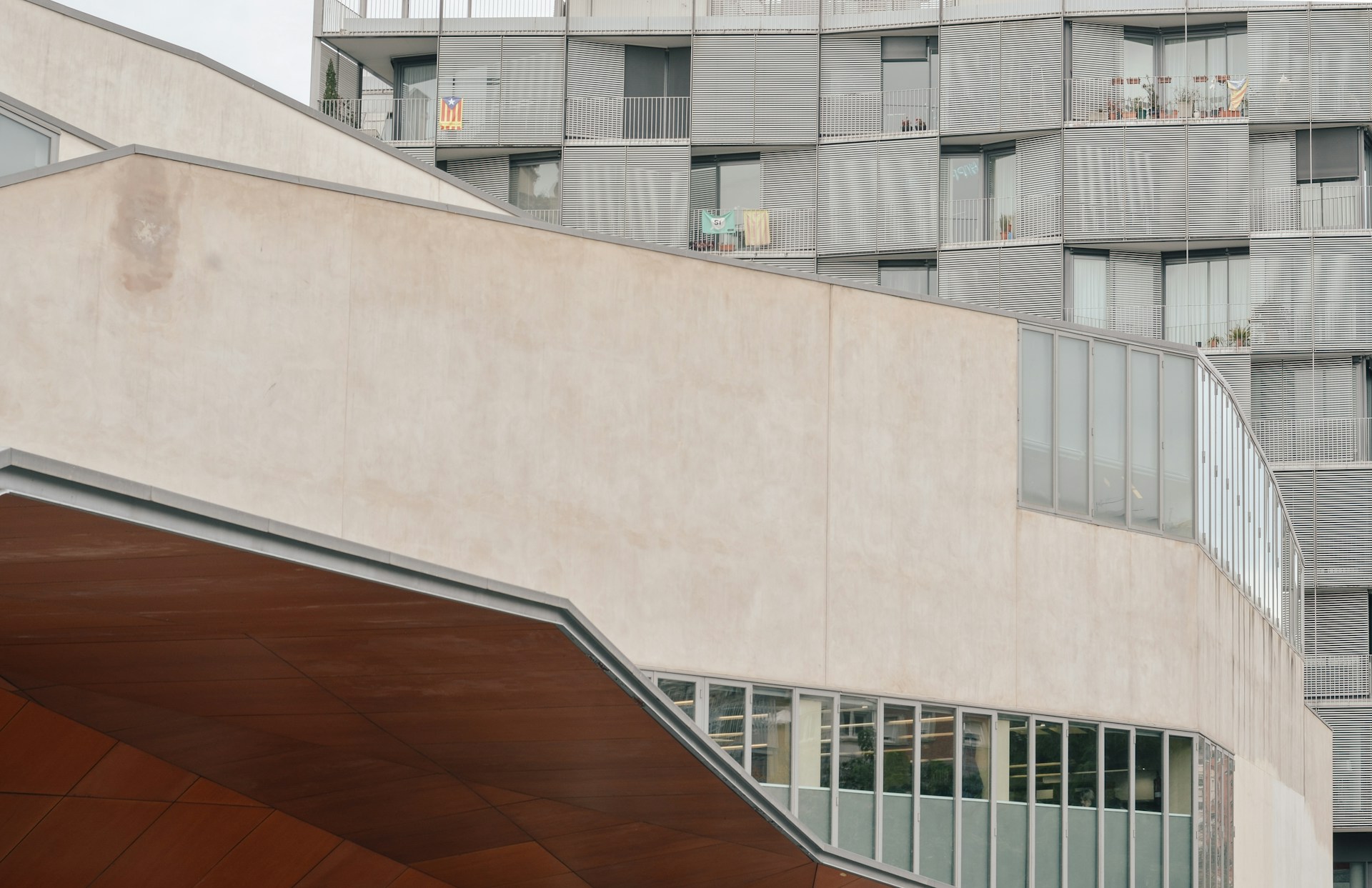 gray computer monitor