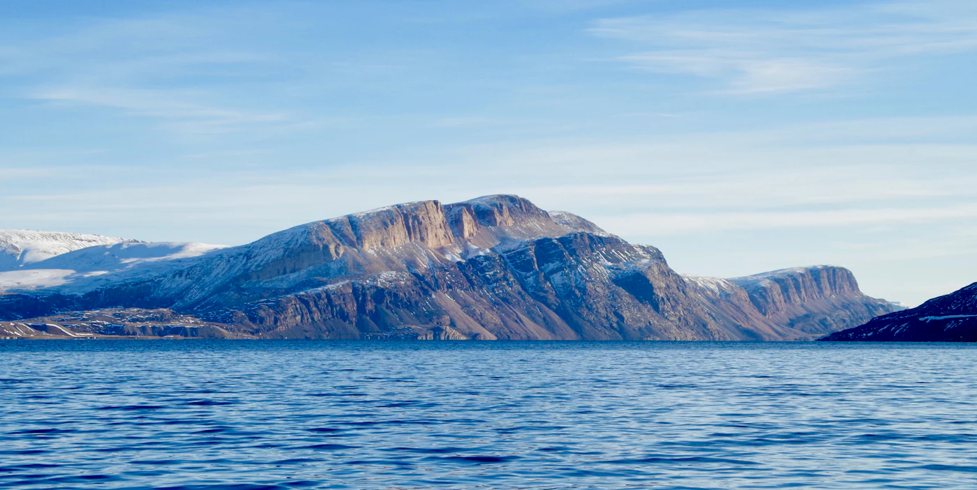 Ein Expeditionsschiff im Packeis der Nordwestpassage vor der kanadischen Arktis