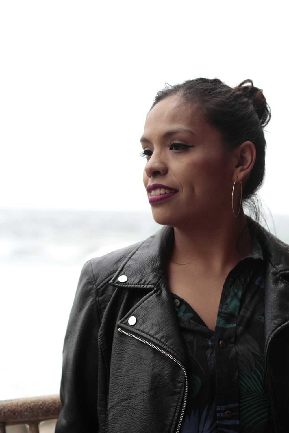 Mujer sonriente con chaqueta de cuero negro