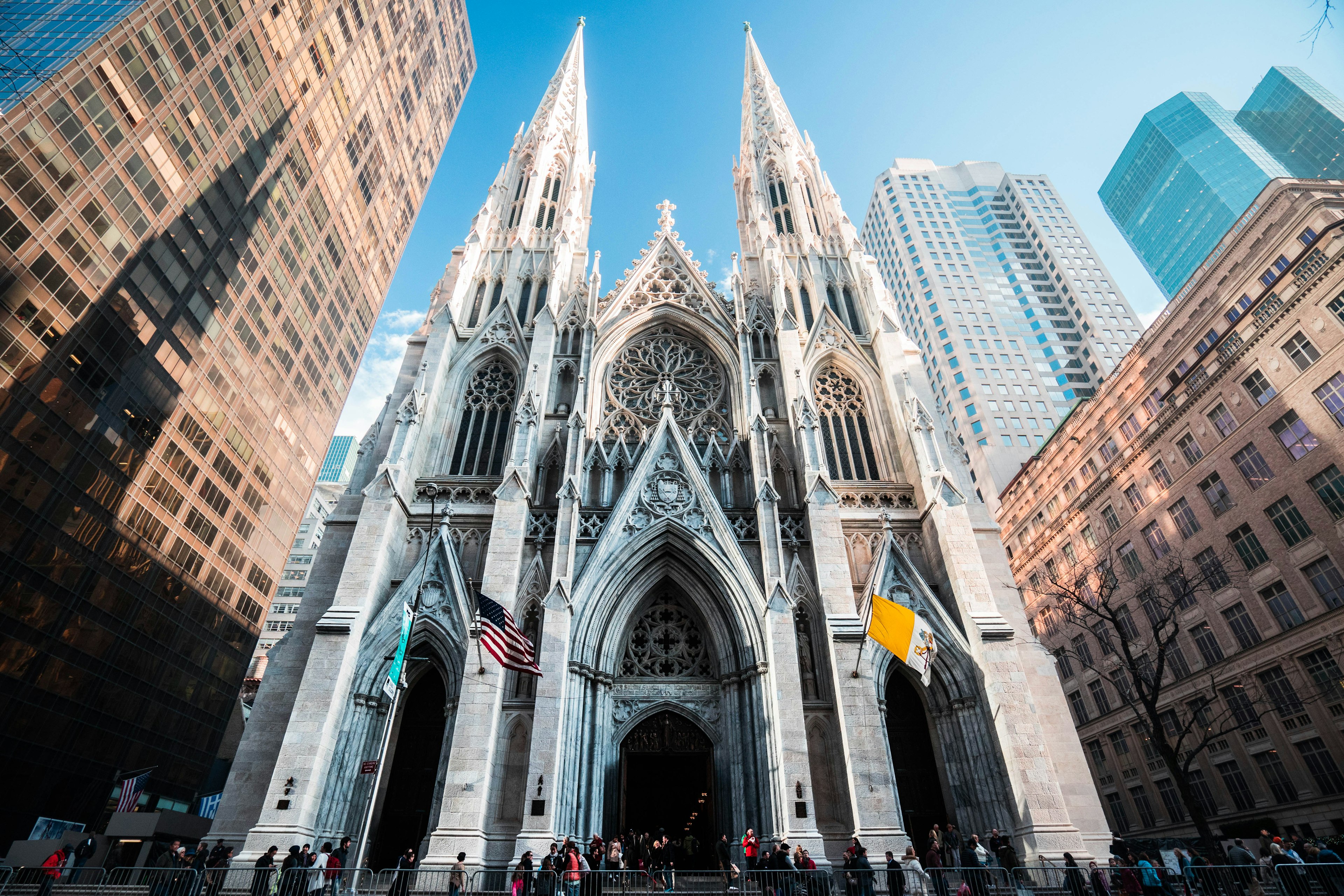 la facciata della cattedrale di saint patrick, da vedere a new york