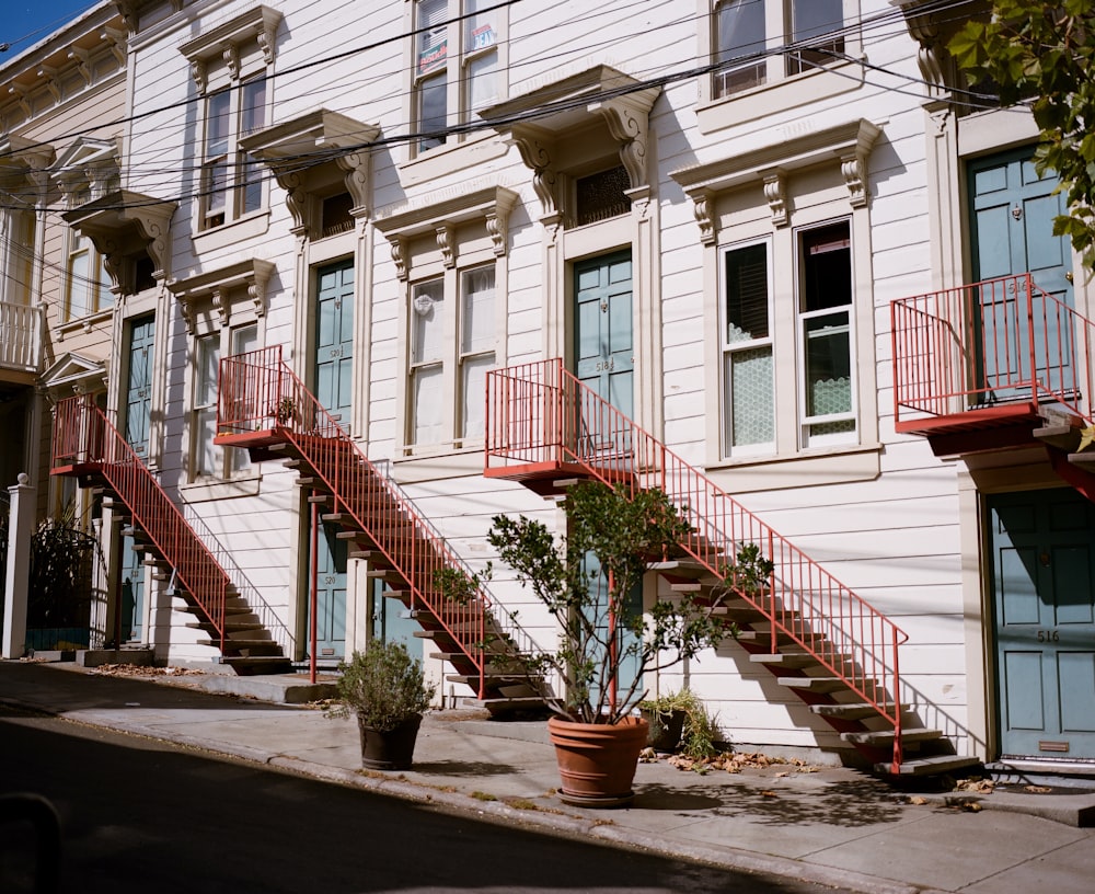 weiß gestrichene Wohnung mit Treppe