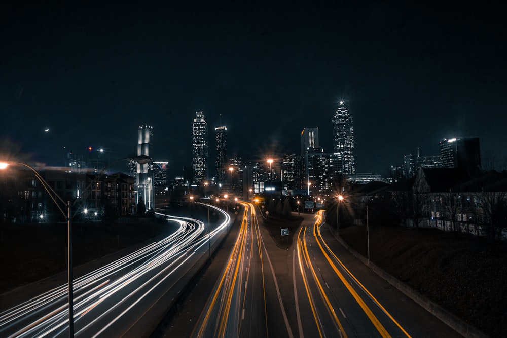 Fotografia Timelapse de estradas e edifícios durante o dia