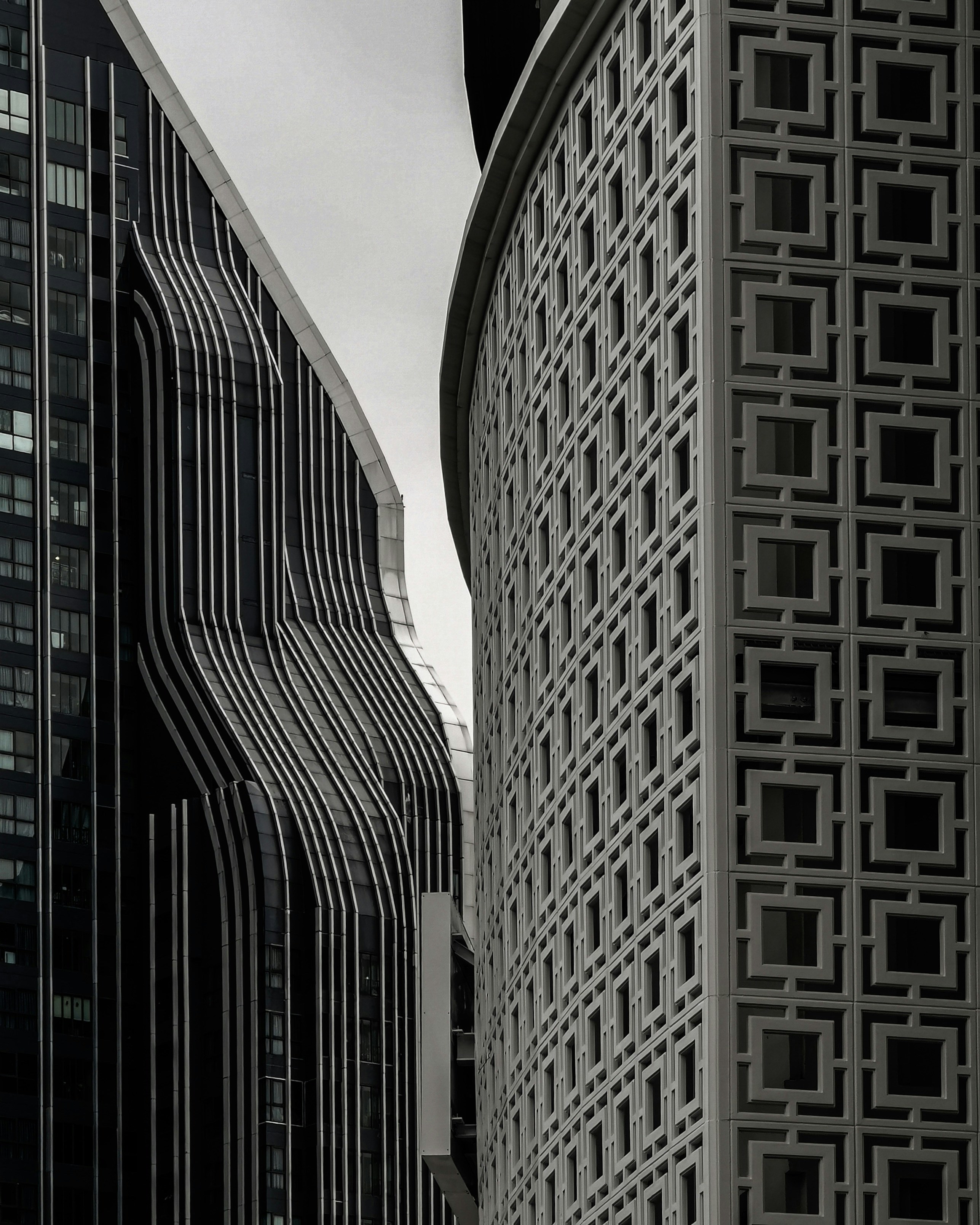 a black and white photo of some buildings