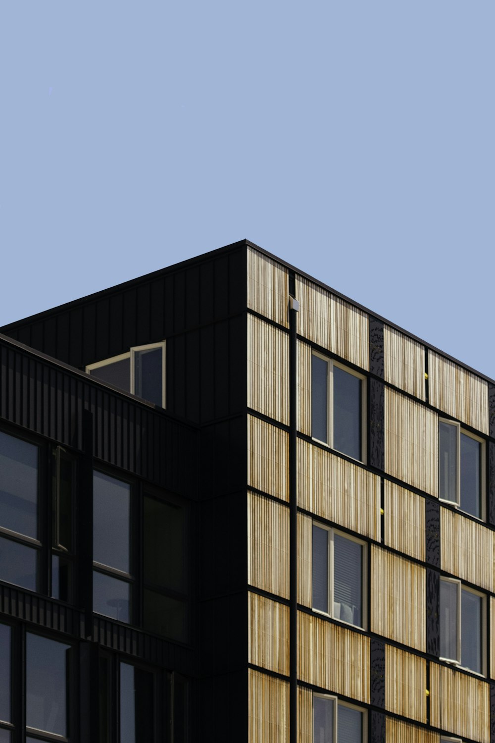 Edificio de hormigón marrón y negro