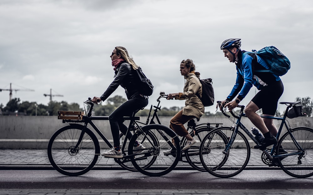 persone che vanno in bicicletta