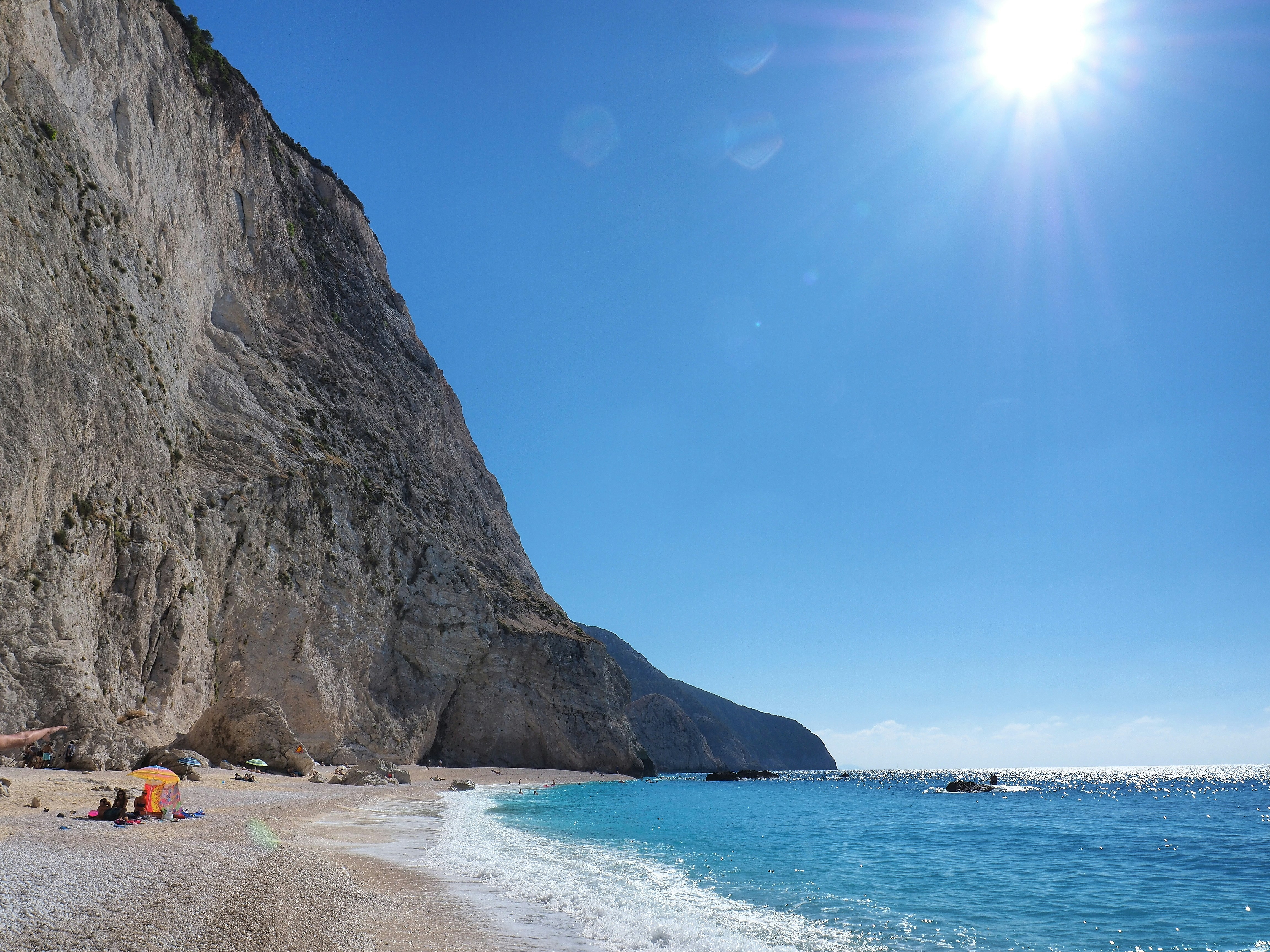 Bord de mer sous ciel bleu