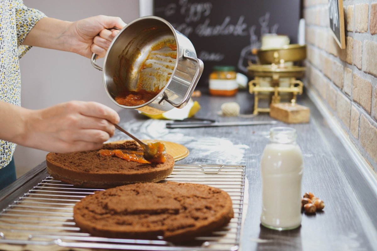 How Can I Bake a Simple Cake That Actually Tastes Good