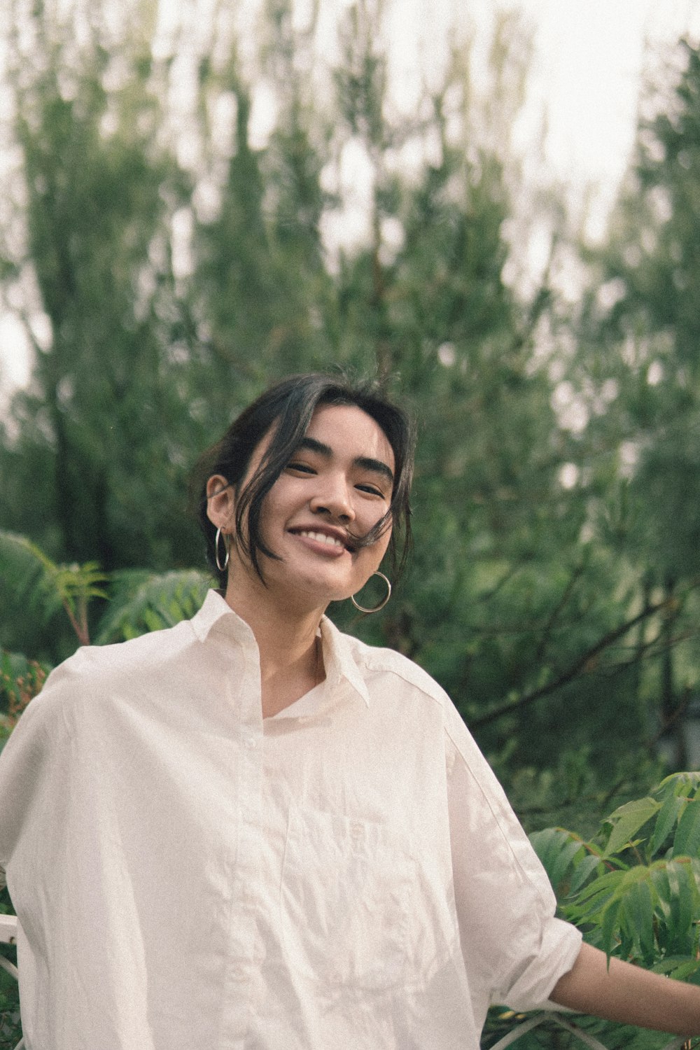 woman smiling on focus photography