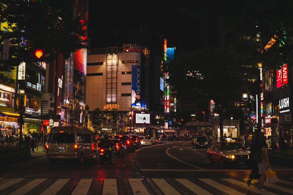 rue animée la nuit