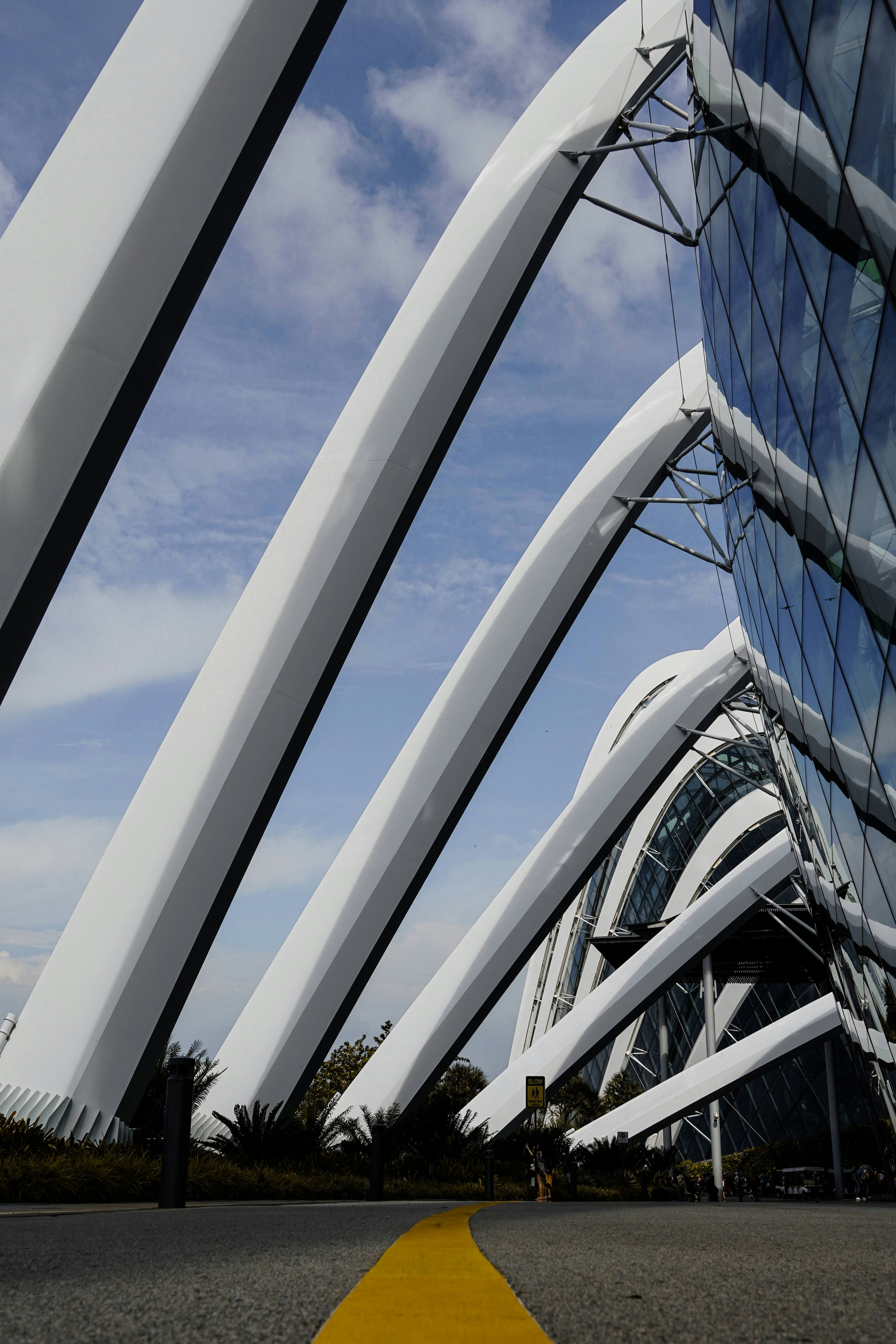 Weißes und schwarzes Betongebäude tagsüber