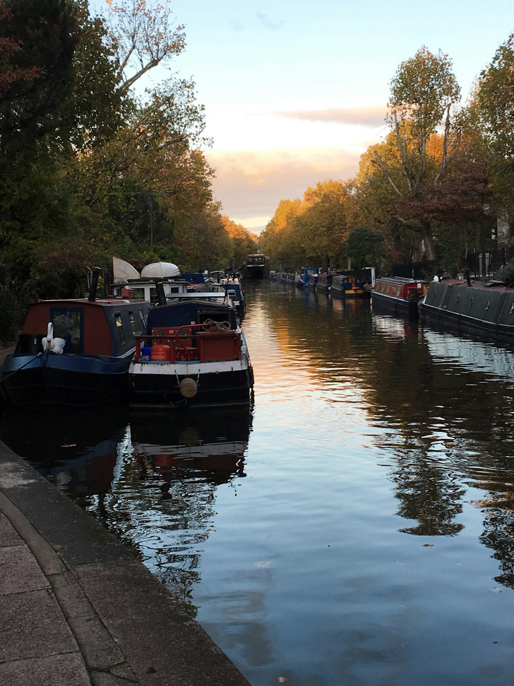 schwarzes und rotes Boot