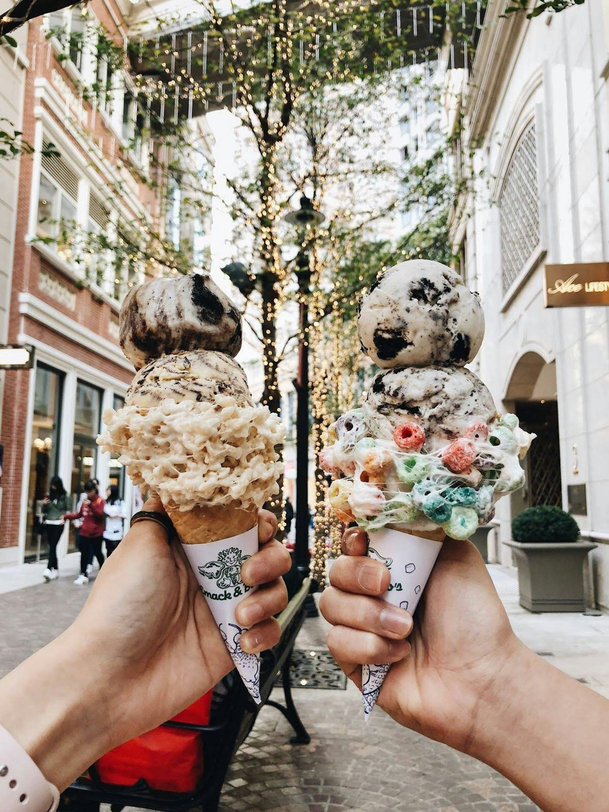 deux personnes tenant des glaces aux saveurs assorties