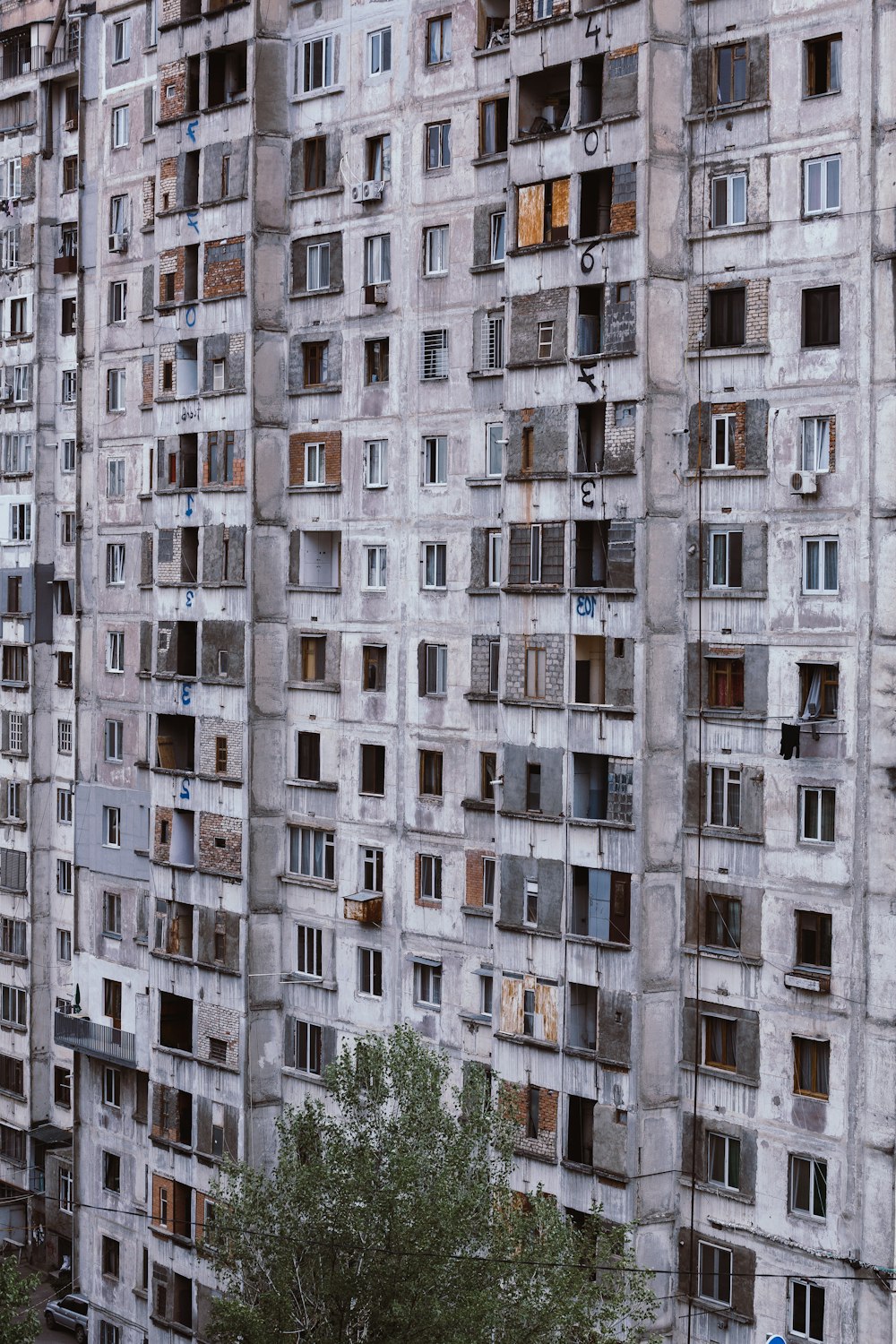 gray concrete building